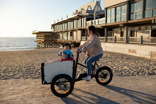 Mamá con hijos viajando en movilidad sostenible