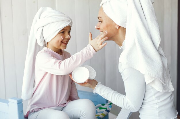 Mamá jugando con cosméticos con su hija.