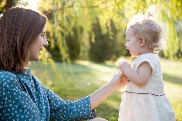 Mamá jugando con la hija de tot