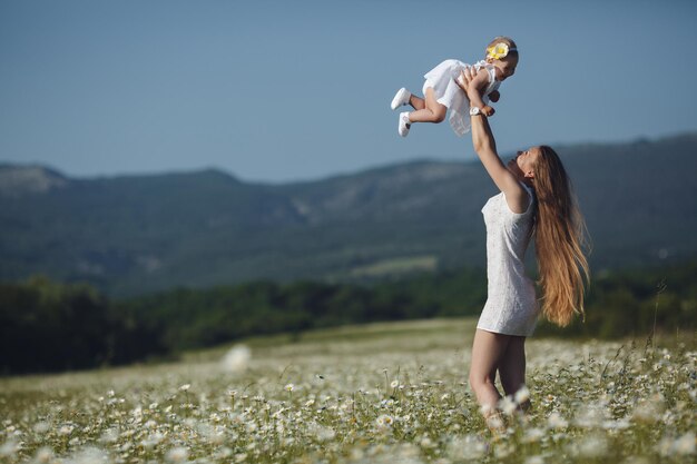 mamá y lindo bebé al aire libre