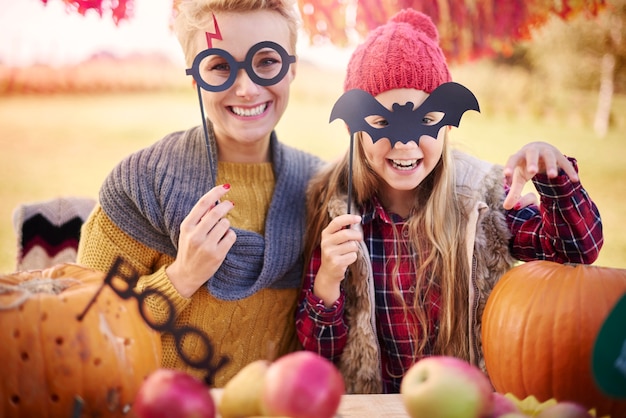 Foto gratuita mamá, estas máscaras son realmente divertidas