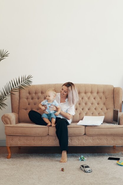 Mamá de negocios se toma un descanso. Concepto multitarea, freelance y maternidad