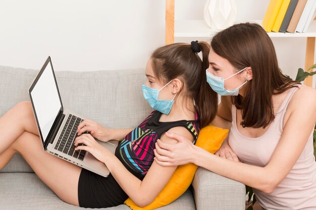 Mamá y niña usando laptop