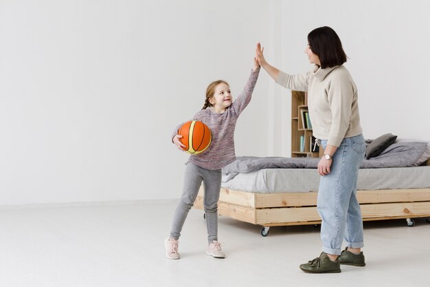 Mamá y niño haciendo chocar los cinco