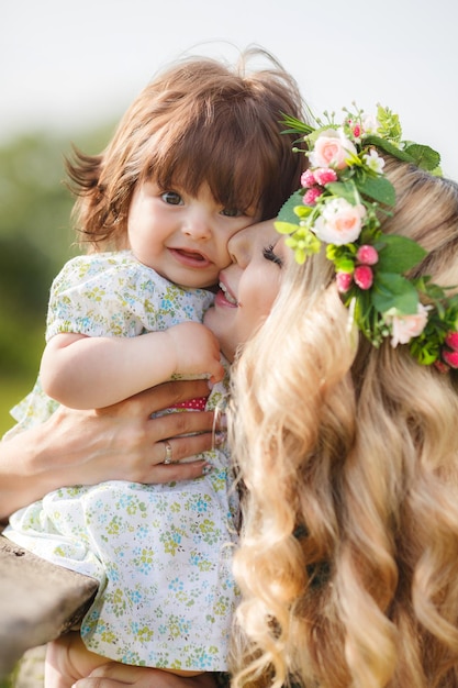 Foto gratuita mamá y niño lindo al aire libre