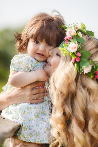 mamá y niño lindo al aire libre