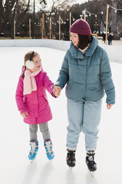 Mamá y niño, patinaje sobre hielo