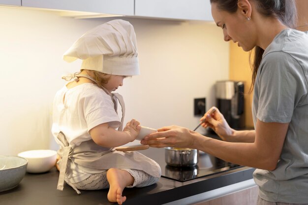 Mamá y niño de primer plano en la cocina