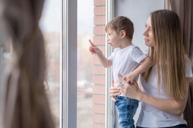 Mamá con niño en la ventana