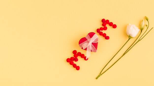 Mamá palabra y corazón cerca de las flores