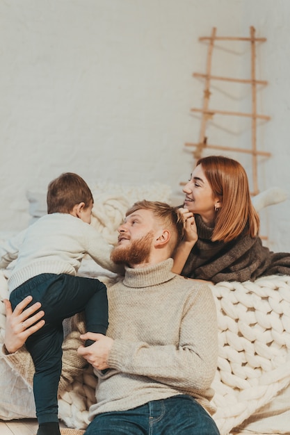 Mamá, papá y pequeño hijo pasan tiempo juntos