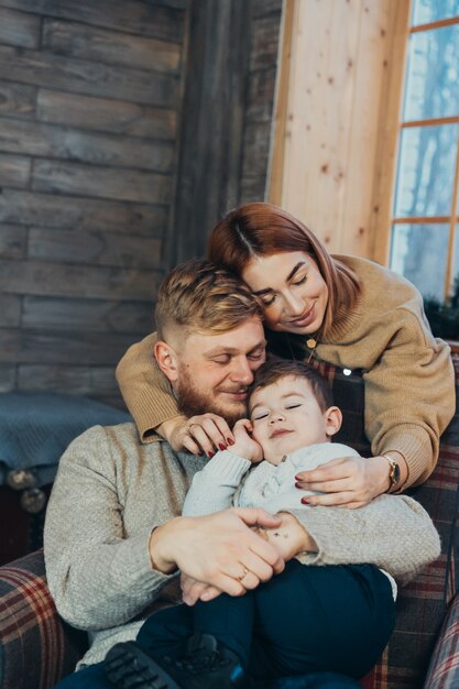 Mamá, papá y pequeño hijo pasan tiempo juntos