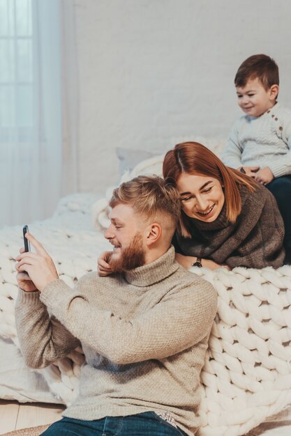 Mamá, papá y pequeño hijo pasan tiempo juntos