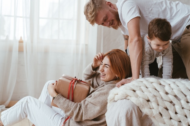 Mamá, papá y pequeño hijo pasan tiempo juntos