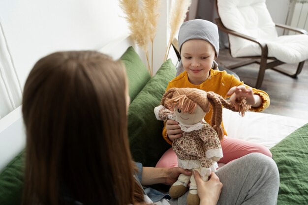 Mamá pasa tiempo con su hijo mientras está en terapia