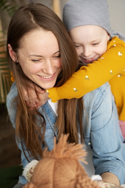 Mamá pasa tiempo con su hijo mientras está en terapia