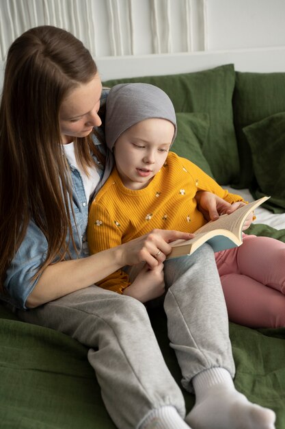 Mamá pasa tiempo con su hijo mientras está en terapia