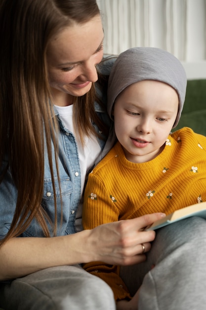 Mamá pasa tiempo con su hijo mientras está en terapia