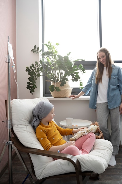 Mamá pasa tiempo con su hijo mientras está en terapia