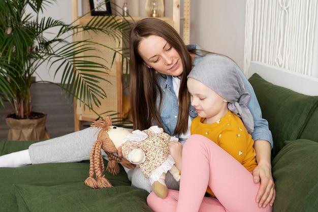 Foto gratuita mamá pasa tiempo con su hijo mientras está en terapia