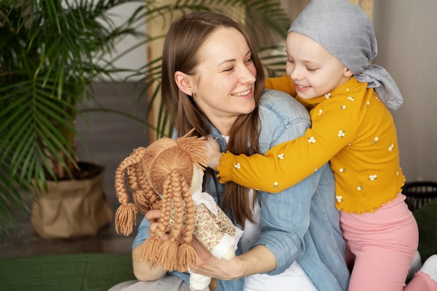 Foto gratuita mamá pasa tiempo con su hijo mientras está en terapia