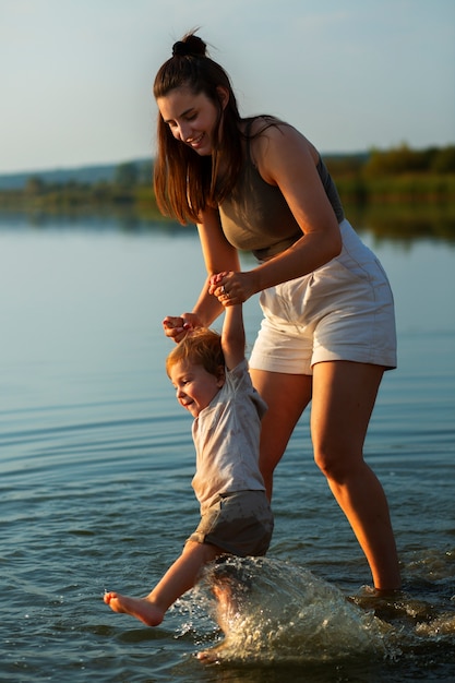 Mamá pasa tiempo con su hijo en la playa