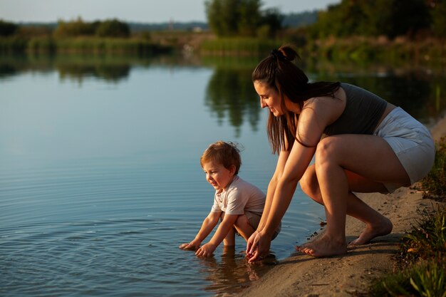 Mamá pasa tiempo con su hijo en la playa