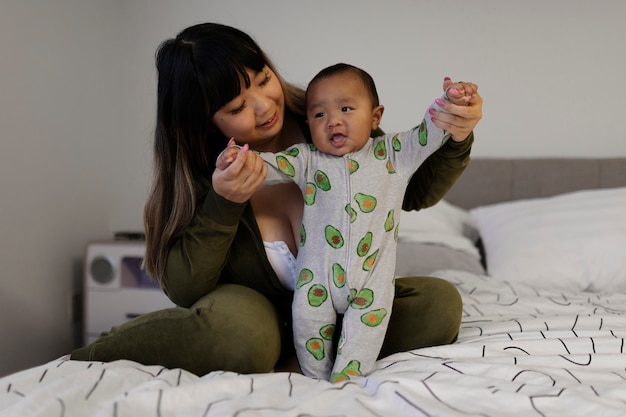 Mamá pasando tiempo con el niño