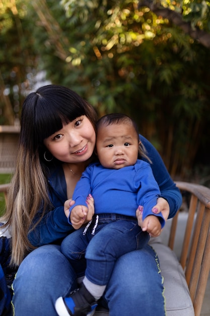 Foto gratuita mamá pasando tiempo con el niño