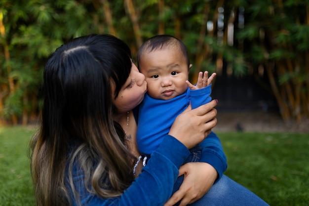 Mamá pasando tiempo con el niño