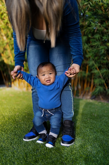 Foto gratuita mamá pasando tiempo con el niño