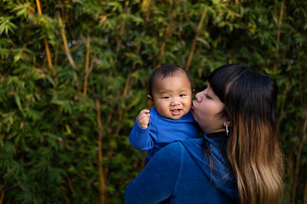 Foto gratuita mamá pasando tiempo con el niño