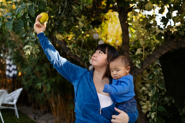 Foto gratuita mamá pasando tiempo con el niño