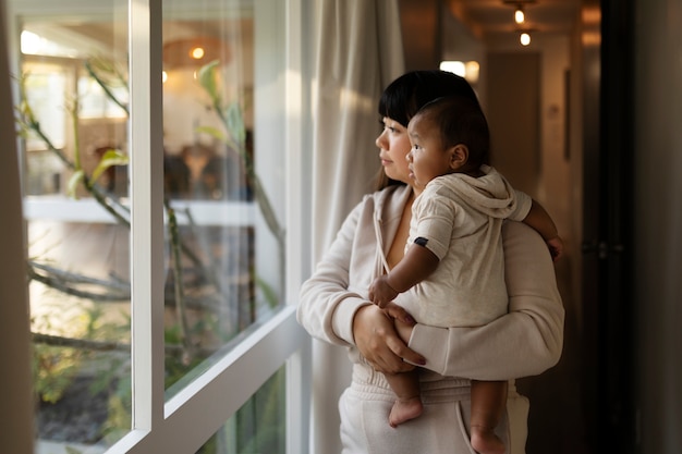 Mamá pasando tiempo con el niño