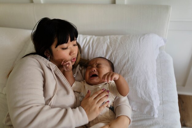 Mamá pasando tiempo con el niño