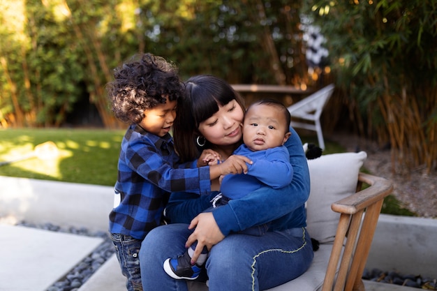 Foto gratuita mamá pasando tiempo con los niños.