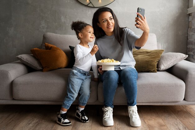 Mamá pasando tiempo con su bebé negro.