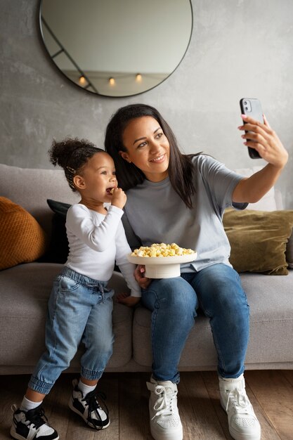 Mamá pasando tiempo con su bebé negro.