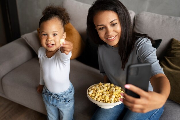 Mamá pasando tiempo con su bebé negro.