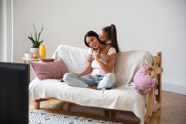 Foto gratuita mamá pasando tiempo con su hija