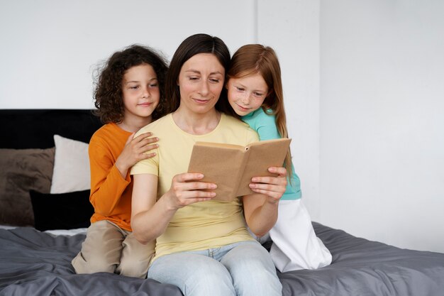 Mamá pasando tiempo con sus hijos.