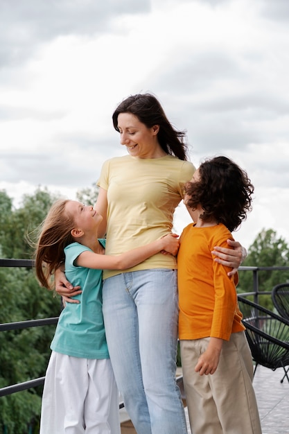 Foto gratuita mamá pasando tiempo con sus hijos.