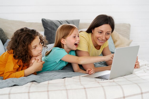 Mamá pasando tiempo con sus hijos.