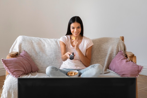 Foto gratuita mamá pasar tiempo frente a la televisión