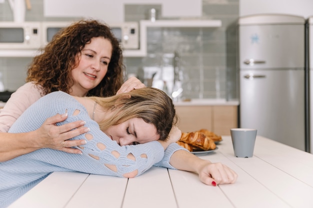 Mamá reconfortante hija cansada