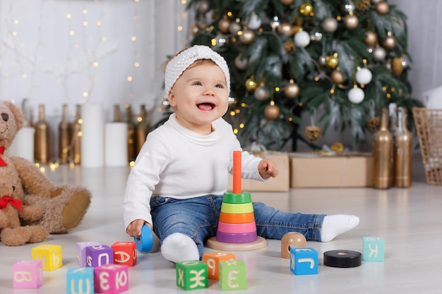 Foto gratuita mamá sonriente con un lindo bebé al aire libre