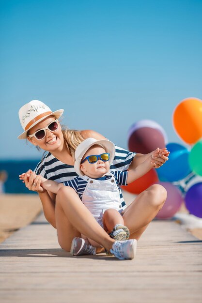 mamá sonriente con un lindo bebé al aire libre