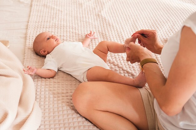 Mamá vistiendo bebé recién nacido de cerca