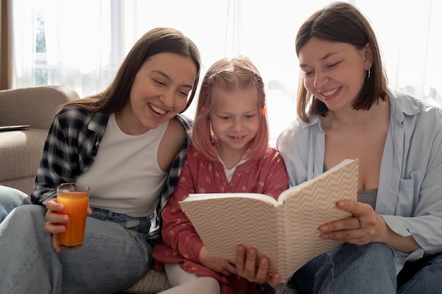 Foto gratuita las mamás pasan tiempo junto con su hija en el interior.