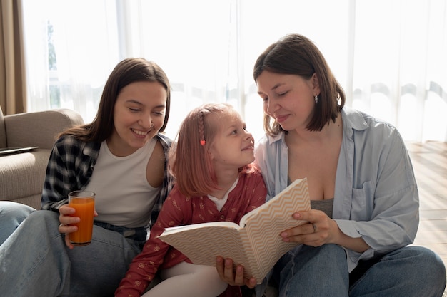 Las mamás pasan tiempo junto con su hija en el interior.